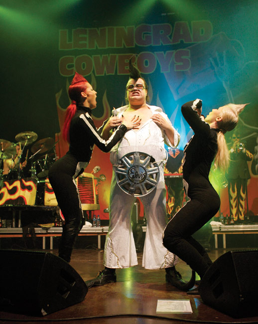 Ihana
Elvis!
Avainsanat: Leningrad Cowboys Tuomas Uusitalo Anna Sainila Maria tytöt laulaa tanssijat Elvis pölykapseli ihana silittää karvaton kireä kiinteä seksikäs