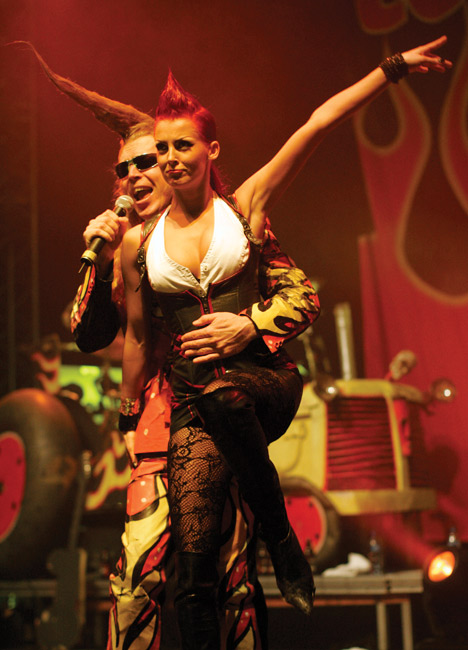 Tanssija ja solisti
Avainsanat: Leningrad Cowboys Richard Johnson Anna Sainila iloiset solisti tanssija käsi suunta pystytukka