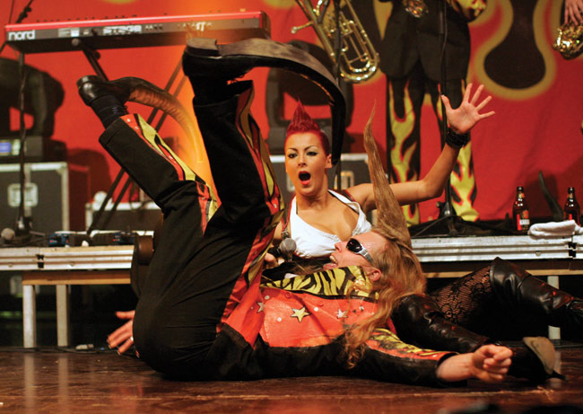 Selällään
Richard Johnson ja Anna Sainila
Avainsanat: Leningrad Cowboys Richard Johnson Anna Sainila nurin selällään kaatunut hämmästynyt iloinen ihmeissään metrimonet pitkäkärkiset kengät töyhtö tötterötukka