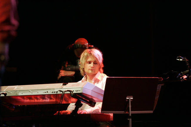 Lenni-Kalle soittaa Junnua
Junnu Vainio viihdekonsertti Yleisessä saunassa, Kotka 2006.
Avainsanat: Lenni-Kalle Taipale kosketinsoittaja Junnu Vainio Yleisessä saunassa TV viihdekonsertti