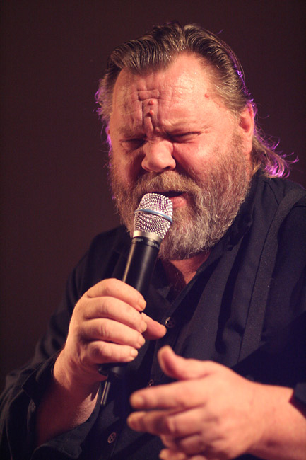 Loiri tulkitsee
Vesa-Matti Loiri vetää juhlakonserttikiertueellaan lauluja Leinosta Vainioon. Konserttitalo, Kotka 2005.
Avainsanat: Vesa-Matti Loiri näyttelijä parta Leino Vainio Uuno Turhapuro Loiri tulkitsee
Vesa-Matti Loiri vetää juhlakonserttikiertueellaan lauluja Leinosta Vainioon. Konserttitalo, Kotka 2005.
Avainsanat: Vesa-Matti Loiri näyttelijä parta Leino Vainio Uuno Turhapuro