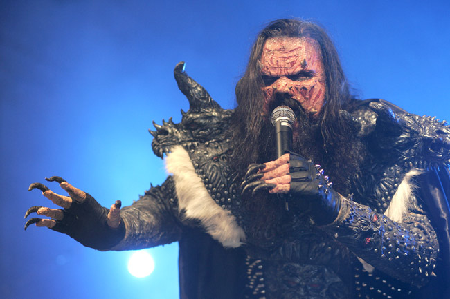 Mr Lordi
"Would you love a monsterman?"
Avainsanat: Lordi hirviö kynnet käsi katse laulaja hevi heavy kasarihevi Tomi Putaansuu would you love a monsterman