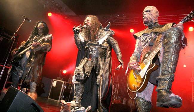 Ox, Mr Lordi ja Amen
Lordi, Lahti 2006.
Avainsanat: Lordi Ox Amen Lahti Euroviisut jalka hirviöt arockalyps Ox, Mr Lordi ja Amen
Lordi, Lahti 2006.
Avainsanat: Lordi Ox Amen Lahti Euroviisut jalka hirviöt arockalyps
