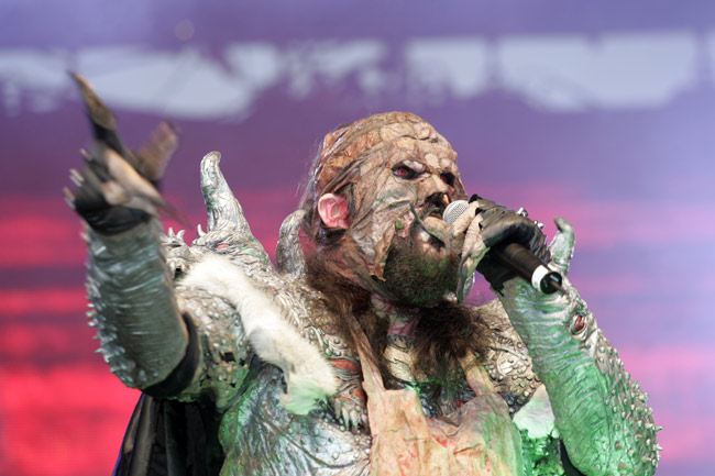 Maskin takana
Lordi on kätkenyt todelliset kasvonsa, Kauppatori, Helsinki 2006.
Avainsanat: Lordi maski piilossa teurastaja mestaaja naamio Tomi Putaansuu