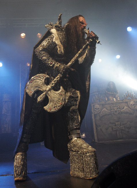 Lordi
Mr Lordi ja Awa
Avainsanat: Mr Lordi hirviö Awa korkokengat tappari mikinjalka kauhurock monsterman monsterican dream