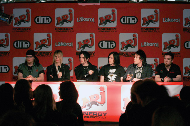 Kuulustelu
...vai sittenkin vaan lehdistötilaisuus. NRJ radioawards, Hartwall Areena, Helsinki 2007.
Avainsanat: Lovex Theon Vivian Julian Jason Christian Sammy haastattelu lehdistötilaisuus kuultavana NRJ Kuulustelu
...vai sittenkin vaan lehdistötilaisuus. NRJ radioawards, Hartwall Areena, Helsinki 2007.
Avainsanat: Lovex Theon Vivian Julian Jason Christian Sammy haastattelu lehdistötilaisuus kuultavana NRJ