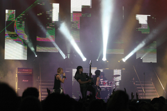 Lavalla
Lovex, Hartwall Areena, Helsinki 2007.
Avainsanat: Lovex Theon Sammy valot valokiilat hartwall Areena Helsinki Lavalla
Lovex, Hartwall Areena, Helsinki 2007.
Avainsanat: Lovex Theon Sammy valot valokiilat hartwall Areena Helsinki