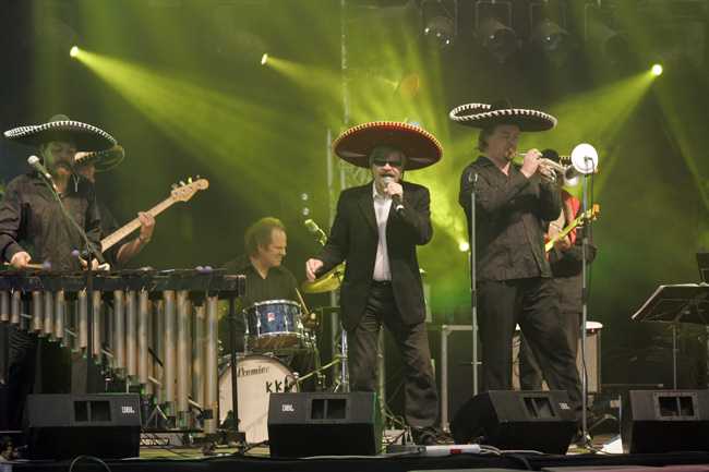 M.A. Numminen ja Tijuana Taxi
M.A., Riku Niemi, Kepa Kettunen...
Avainsanat: M.A. Numminen sombrero Tijuana Taxi Riku Niemi Kepa Kettunen Hamina tattoo Toriteltta