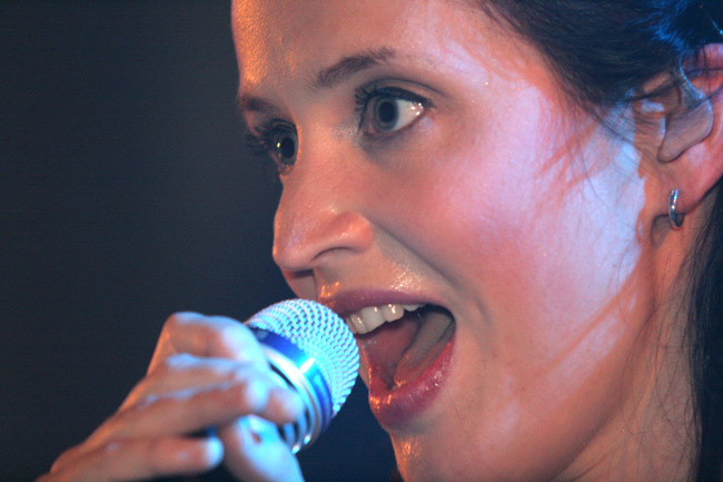 Maija
Maija Vilkkumaa, 2005.
Avainsanat: Maija Vilkkumaa laulaa suu silmät