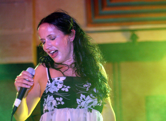 Maija joraa
Avainsanat: Maija Vilkkumaa tanssii bailata