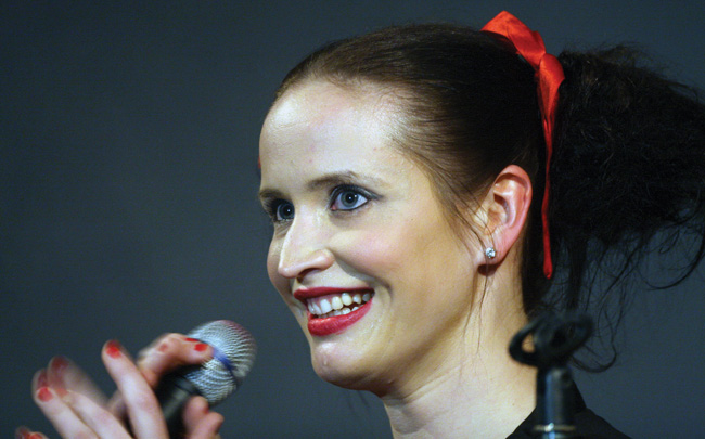 positiivinen Maija Vilkkumaa
Avainsanat: Maija Vilkkumaa konserttikiertue totuutta ja tehtävää iloinen positiivinen karismaattinen lavasäteilu suloinen kaunis