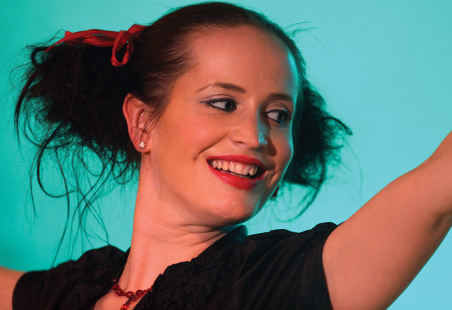 Maija
Avainsanat: Maija Vilkkumaa konserttikiertue totuutta ja tehtävää nainen naisellinen vauhdikas huulipuna meikattu kaunis suloinen seksikäs saparot