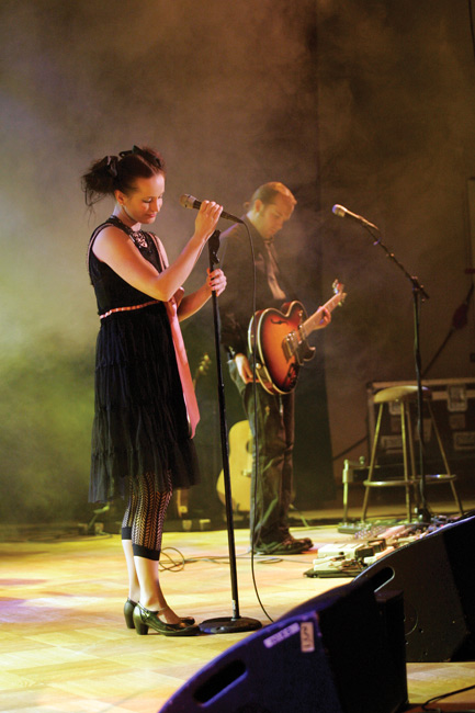 Maija ja Mikko
Avainsanat: Maija Vilkkumaa konserttikiertue totuutta ja tehtävää Mikko Kosonen