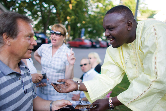 Malang jakaa nimmareita
Malang Cissokho on tuttu myös J. Karjalaisen musisointien parista.
Avainsanat: Malang Cissokho kora poseerata griootti senegal senegalilainen j karjalainen