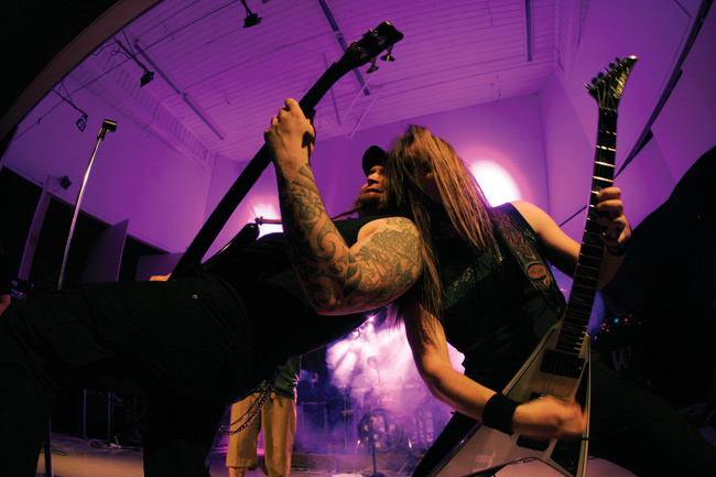 Nojaus
Luottavaisesti toisiinsa nojaten - kunnes tapahtuu liikahdus ja basisti mäjähtää selälleen lavan pintaan.
Avainsanat: Manitou Ismo Laukkanen Markus Vanhala nojaus nojata luottaa dark winter fest