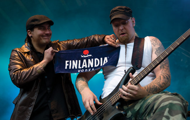 Ei mitään piilomainontaa
... vaan selkeästi vaikutteet esiin.
Avainsanat: Manitou Dark River festivaali Kotkan Kymi Honkala Markku Pihlaja Ismo Laukkanen Finlandia mainos votka