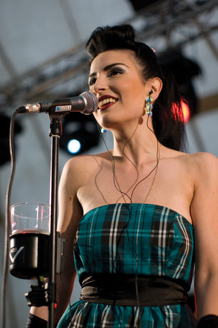 "Vaikka meille annettaisi..."
Maria Lund, Keskuspuisto, Kouvola 2009.
Avainsanat: Maria Lund Alexandra Aspasia Rantaniva Lund jats jazz cover kaunis seksikäs tumma Aristocrats Kouvola keskuspuisto