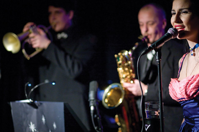 Swingiä puhaltimilla
Maria Lund
Avainsanat: Maria Lund Alexandra Aspasia Rantaniva Lund jats jazz cover kaunis seksikäs tumma Aristocrats Kouvola Vaakuna Marilyn Sokos Swingiä puhaltimilla
Maria Lund
Avainsanat: Maria Lund Alexandra Aspasia Rantaniva Lund jats jazz cover kaunis seksikäs tumma Aristocrats Kouvola Vaakuna Marilyn Sokos