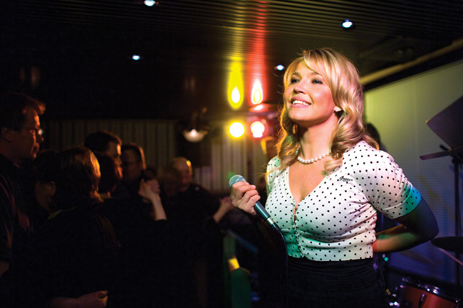 Tanssittaja
Avainsanat: Marita Taavitsainen tangokuningatar tanssit tanssittaa iloinen kaunis seksikäs rintava 