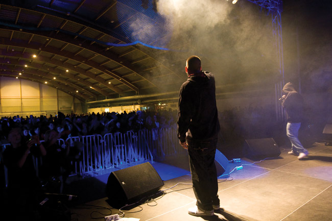 Seukkarikansan edessä
Markat takas, Kotka 2008.
Avainsanat: Markat Takas Seukkarit Kotka Ruonalan urheiluhalli
