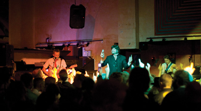 Martti Servo ja Napander
.. ja tuttu käsiliike, Amarillo, Kotka 2008.
Avainsanat: Martti Servo ja Napander rauhantekijä Amarillo Kotka yleisö Martti Servo ja Napander
.. ja tuttu käsiliike, Amarillo, Kotka 2008.
Avainsanat: Martti Servo ja Napander rauhantekijä Amarillo Kotka yleisö