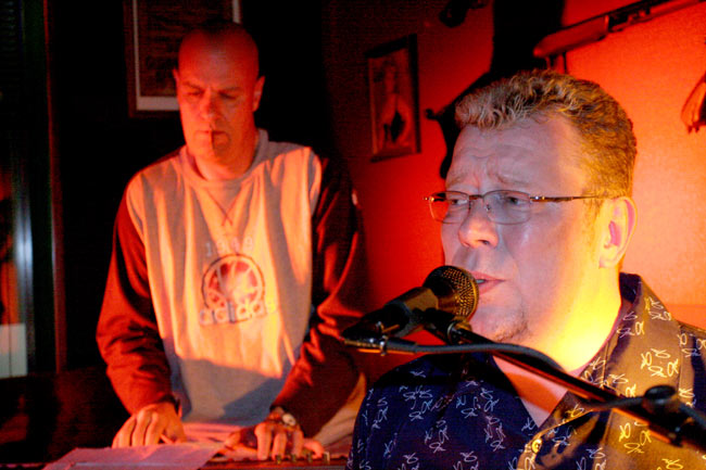 Stenkka
Avainsanat: Stenkka Petri Auer laulaa silmälasit Mash unplugged
