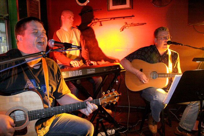 Mara laulaa stemmoja
Mash unplugged, Jaakko V, Kotka 2005.
Avainsanat: Mash unplugged akustinen trio Mara Laamanen Petri Auer Stenkka taustalaulu aseet
