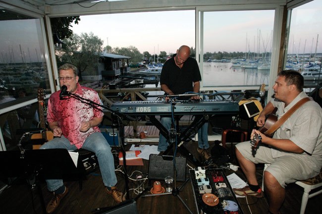 Aavan meren tuolla puolen
Mash unplugged vetää kesäillassa aivan meren äärellä, Segeli, Kotka 2006.
Avainsanat: Mash unplugged Stenkka Kari Stenman Petri Auer Mara Laamanen meri ranta Segeli trio ilta kesä