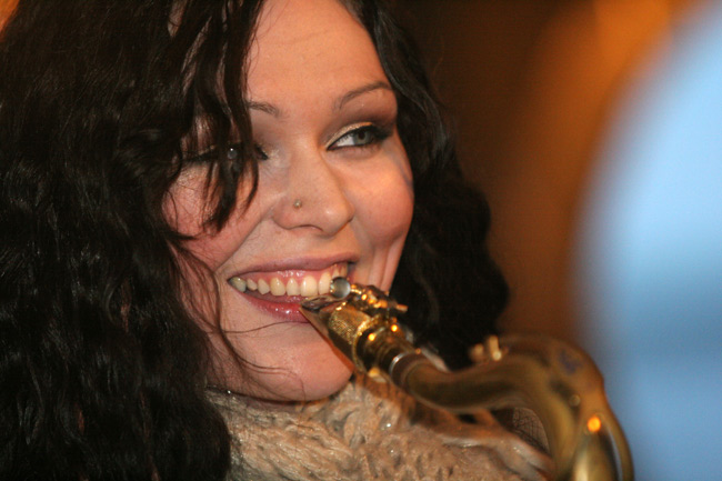 Saxgirl
Avainsanat: Sini Ikolampi MASH saksofoni hymyilee puhaltaa