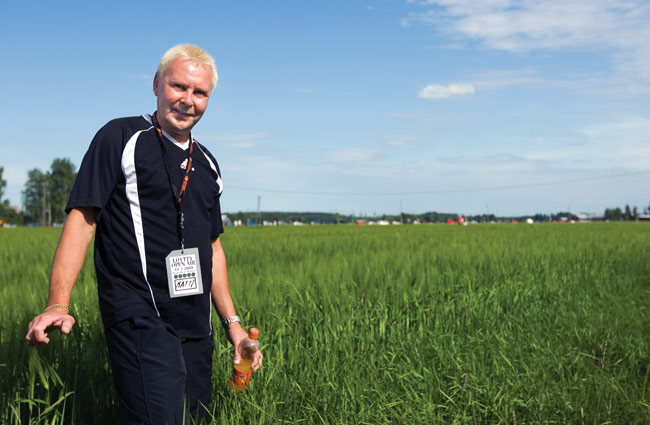Matti Nykänen keskellä ei mitään
Löytty open air 2009.
Avainsanat: Matti Nykänen Löytty open air Kouvola Elimäki mäkimies häkkilintu pelto kesä ulkona linska iloinen