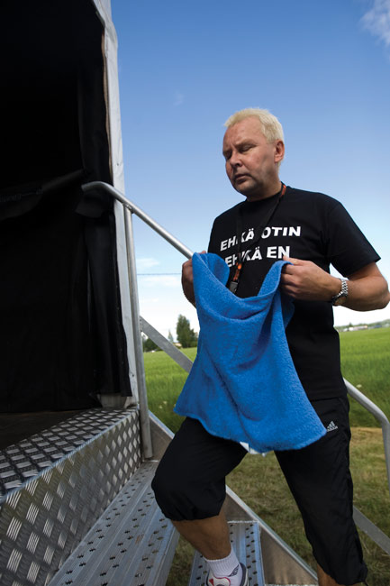 Keskittyminen
Matti on juuri kiipeämässä huutavan yleisön eteen...
Avainsanat: Matti Nykänen Löytty open air Kouvola Elimäki mäkimies häkkilintu ehkä otin ehkä en pyyhe