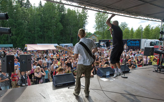 Matti hyppää
Löytyn stadionilla
Avainsanat: Matti Nykänen Löytty open air Kouvola Elimäki mäkimies häkkilintu yleisö hyppy hypätä Matti hyppää
Löytyn stadionilla
Avainsanat: Matti Nykänen Löytty open air Kouvola Elimäki mäkimies häkkilintu yleisö hyppy hypätä