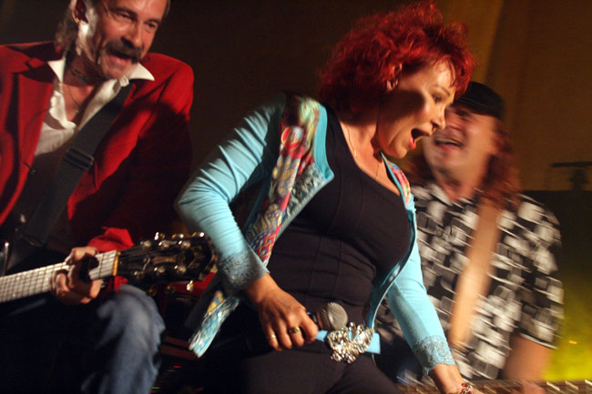 Jalalla koreasti
Menkkarit pomppii pitkin lavaa, Amarillo, Kotka 2005.
Avainsanat: Menneisyyden Vangit Menkkarit Freeman Virve Rosti Hanski Rantala pomppia tanssia liike