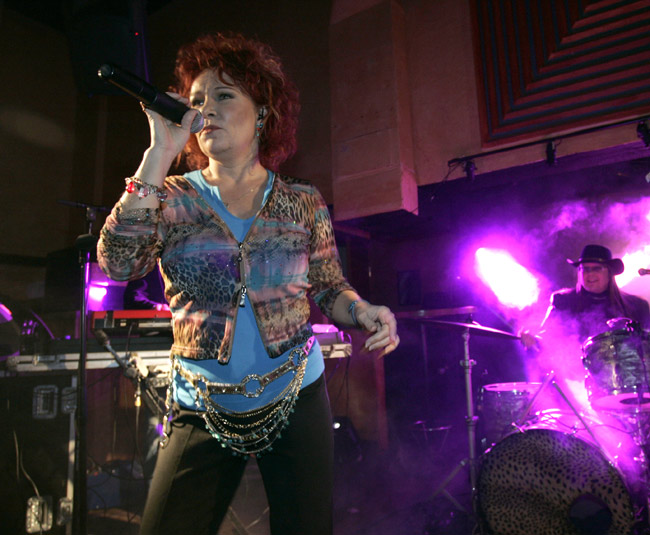 Virve ja Kuja Salmi
Kotka 2006.
Avainsanat: Menneisyyden vangit Menkkari Virve Rosti Kuja Salmi rumpali hattu valot ketjut