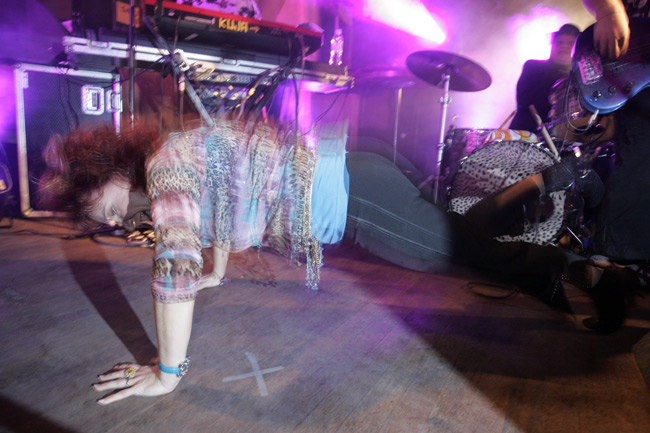 Virve on voimissaan
Pieni instrumentaalipätkä ja jo se punnertaa...
Avainsanat: Virve Rosti Vicky Menneisyyden vangit Menkkarit oon voimissain etunojapunnerrus punnerrus vahva show