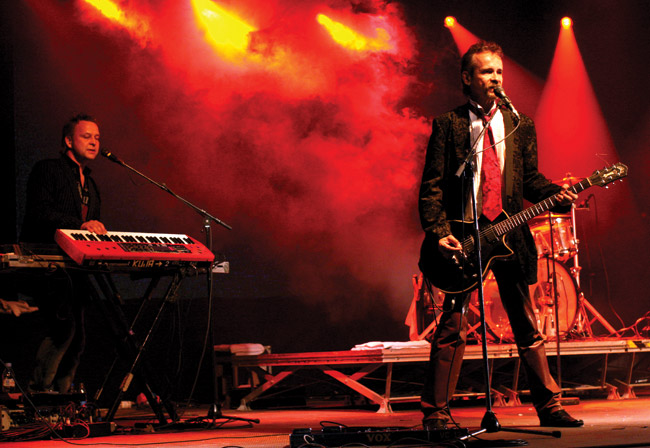 Freeman liekeissä
... ja Jussi Aaltonen
Avainsanat: Menneisyyden Vangit Meripäivät Kotka Freeman vanhat hitit  iloinen kitaristi Jussi Aaltonen liekit savu punainen raju uhkaava