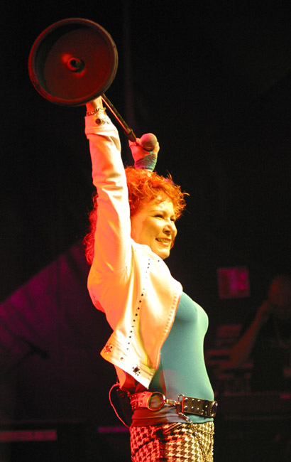 Oon voimissain!
Vicky on voimissaan. Mikrofonin jalan nostelun ohella hän teki biisin aikana etunojapunnerruksia. Kotkan meripäivät, meripäiväareena 2004.
Avainsanat: Virve Rosti Menneisyyden Vangit voimissan nostaa mikkiteline mikrofonin jalka punapää