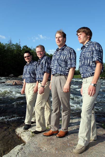 Koskenäyräällä
Merituuli poseeraa hieman ennen Kymijoen rannassa ennen hääkeikkaa. Koskenäyräs, Kotka 2005.
Avainsanat: tanssiorkesteri Merituuli koske ranta taivas trio humppa jenkka valssi Aimo Hotanen Jarno Ollikainen Jarno Kulhelm Käri Räsänen