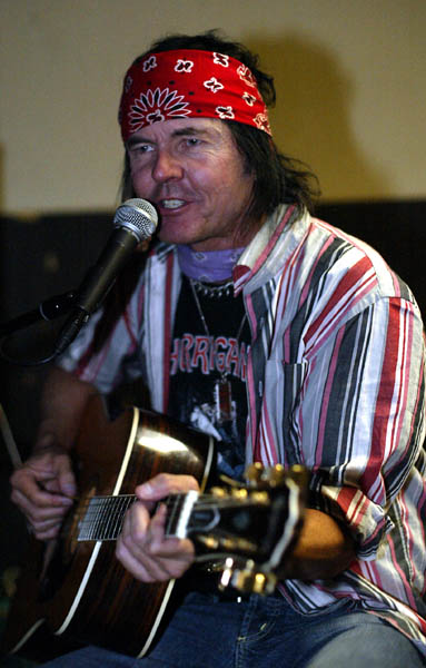 Peitsamo soittaa
Kari Peitsamo soolokeikalla 2004, Pyhtää, Bakkanaali.
Avainsanat: Kari Peitsamo yksin kitara huivi rock