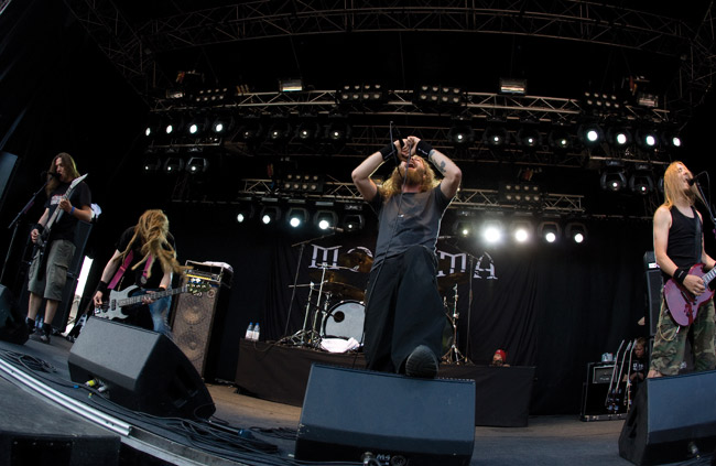 Mokoma 2008
Marko Annala - laulu
Kuisma Aalto - kitara
Santtu Hämäläinen - basso
Janne Hyrkäs - rummut
Tuomo Saikkonen - kitara
Avainsanat: Mokoma Sauna Open air metal festival Tampere Sakara Records Santtu Hämäläinen Marko Annala Kuisma Aalto Janne Hyrkäs Tuomo Saikkonen kalansilmä Mokoma 2008
Marko Annala - laulu
Kuisma Aalto - kitara
Santtu Hämäläinen - basso
Janne Hyrkäs - rummut
Tuomo Saikkonen - kitara
Avainsanat: Mokoma Sauna Open air metal festival Tampere Sakara Records Santtu Hämäläinen Marko Annala Kuisma Aalto Janne Hyrkäs Tuomo Saikkonen kalansilmä