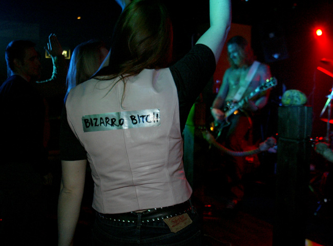 Bizarro Bitch
Bizarro Bitch bailaa Mondo Bizarron vauhdissa.
Avainsanat: fani mimmi liivi teksti Mondo Bizarro heavy bailata kannustaa