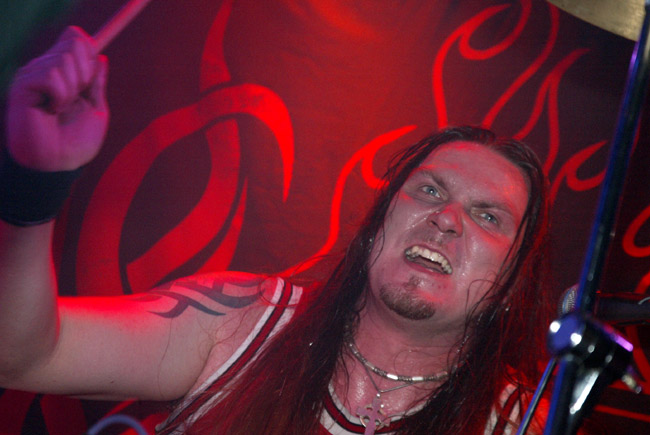 Vince
Viki mättää encorea Yellowstonessa, Kotka 2005.
Avainsanat: Mondo Bizarro rumpali Vince Viki pitkätukka hevimies heavy paunainen hakkaa