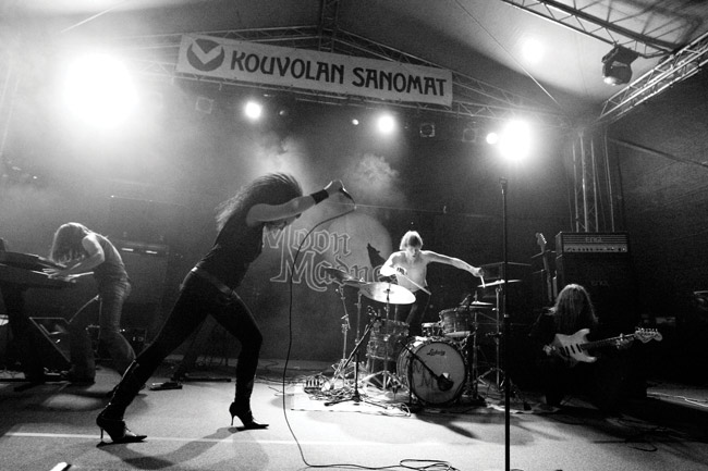 Black & white madness
MoonMadness, Taiteiden yö, Kouvola 2008.
Avainsanat: MoonMadness Kouvola Taiteiden yö Manski Heidi Bergbacka kaunis seksikäs Antto Nikolai Otto Hallamaa Turkka Vuorinen Kouvolan Sanomat hulluus