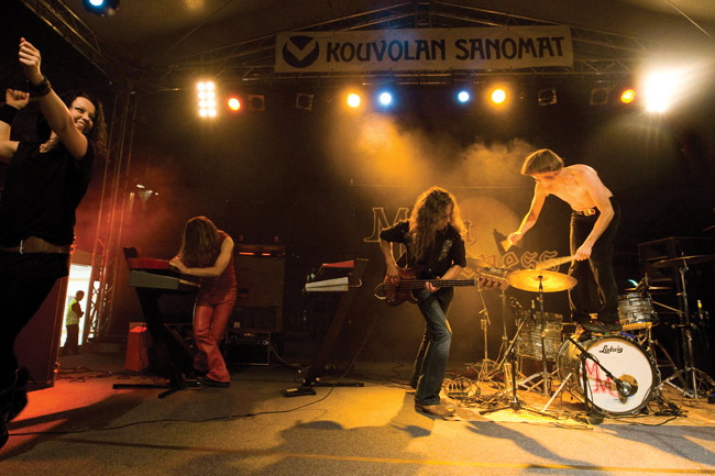 Keikka alkaa olla lopuillaan
Hulluus taitaa yltyä...
Avainsanat: MoonMadness Kouvola Taiteiden yö Manski Heidi Bergbacka kaunis seksikäs Antto Nikolai Juha Leppäharju Turkka Vuorinen Kouvolan Sanomat hulluus