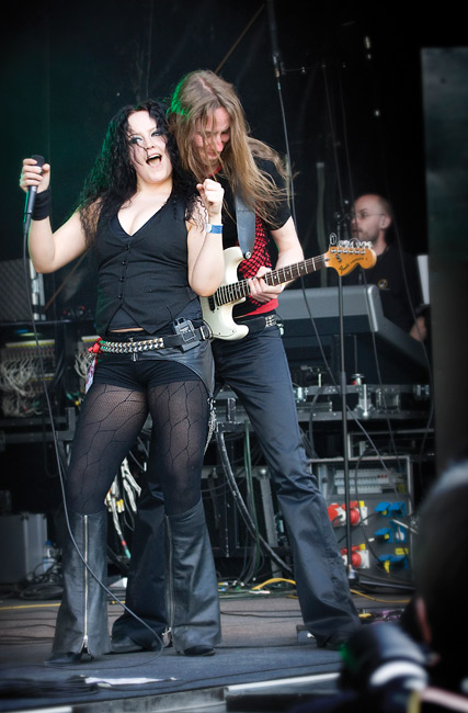 Nojaus
Heidi Bergbacka ja Otto Hallamaa
Avainsanat: MoonMadness Sauna Open Air metal festival Heidi Bergback musta gootti seksikäs solisti Otto Hallamaa nojaus nojata koskettaa