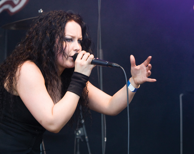 "I'll give you wings to fly"
Avainsanat: MoonMadness Sauna Open Air metal festival Heidi Bergback musta gootti seksikäs solisti