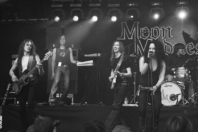 MoonMadness, Sauna Open Air, Tampere 2008.
Heidi Bergbacka - laulu
Otto Hallamaa - kitara
Juha Leppäharju - basso
Antto Nikolai - rummut
Turkka Vuorinen - koskettimet
Avainsanat: MoonMadness Sauna Open Air metal festival Heidi Bergback rumpali Antto Nikolai Otto Hallamaa Juha Leppäharju Turkka Vuorinen