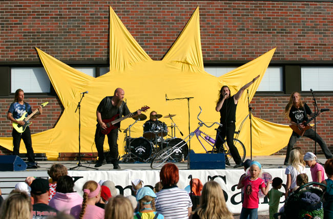 Kilpailu
Avainsanat: Moottörin Moottorin Jyrinä aurinko Aleksi Jaakko Kimmo Marko Hapa kilpailu polkupyörä lasten meripäivät yleisä ulkona koulu tiiliseinä