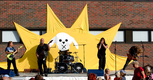 Pääkallo
Ace of Spades rullaa suomeksi nimellä Hej på dig. Laulu kertoo naapuriin muuttaneesta ruotsinkielisestä, jonka kanssa on vaikea leikkiä, kun ei ymmärrä mitä se meinaa. Hokee vielä naapuri jotain mystistä, että hej på dig. Hyvä biisi!
Avainsanat: Moottörin Moottorin Jyrinä aurinko pääkallo hej på dig Aleksi Jaakko Kimmo Marko Hapa