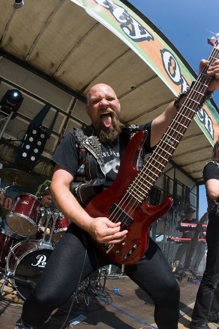Hirveää basisteilua
Avainsanat: Moottörin Jyrinä Löytty open air hevi Marko Skou